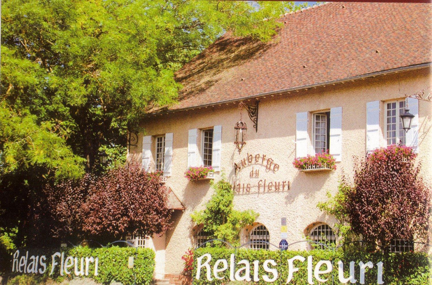 Готель Logis Le Relais Fleuri Sauvigny-le-Bois Екстер'єр фото