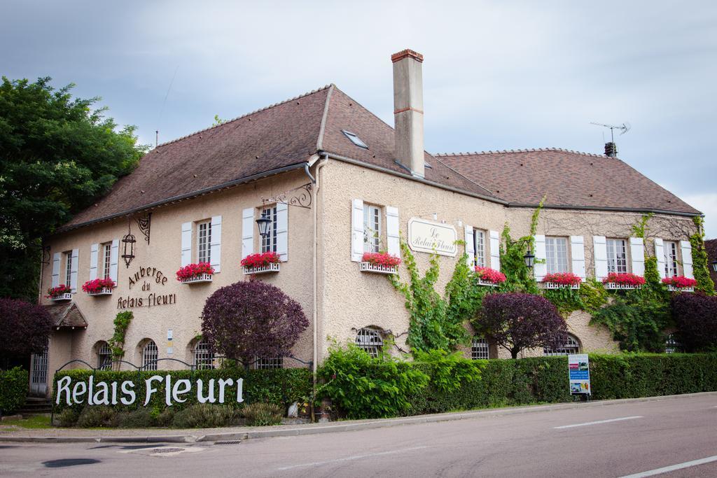 Готель Logis Le Relais Fleuri Sauvigny-le-Bois Екстер'єр фото